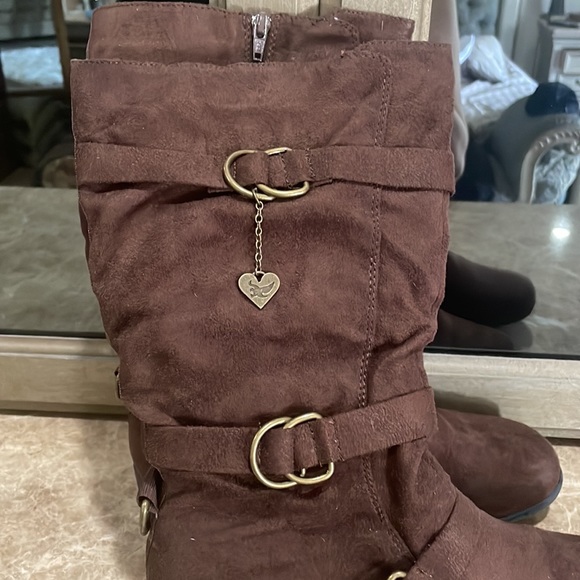 Brown faux suede boots with faux buckles by Shiekh shoes - Picture 5 of 13